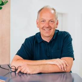 Halbnahe von Dr. Nadenau ohne Brille